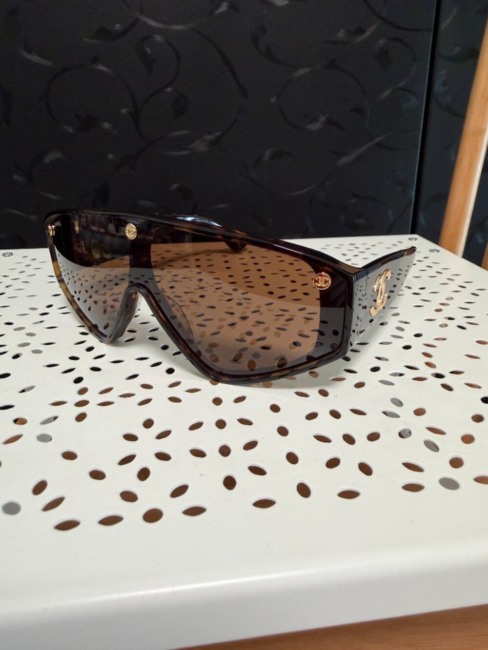 ✅Auth✅ CHANEL Tortoise Shield Sunglasses Gold CC Medallion Logo - Picture 5 of 11